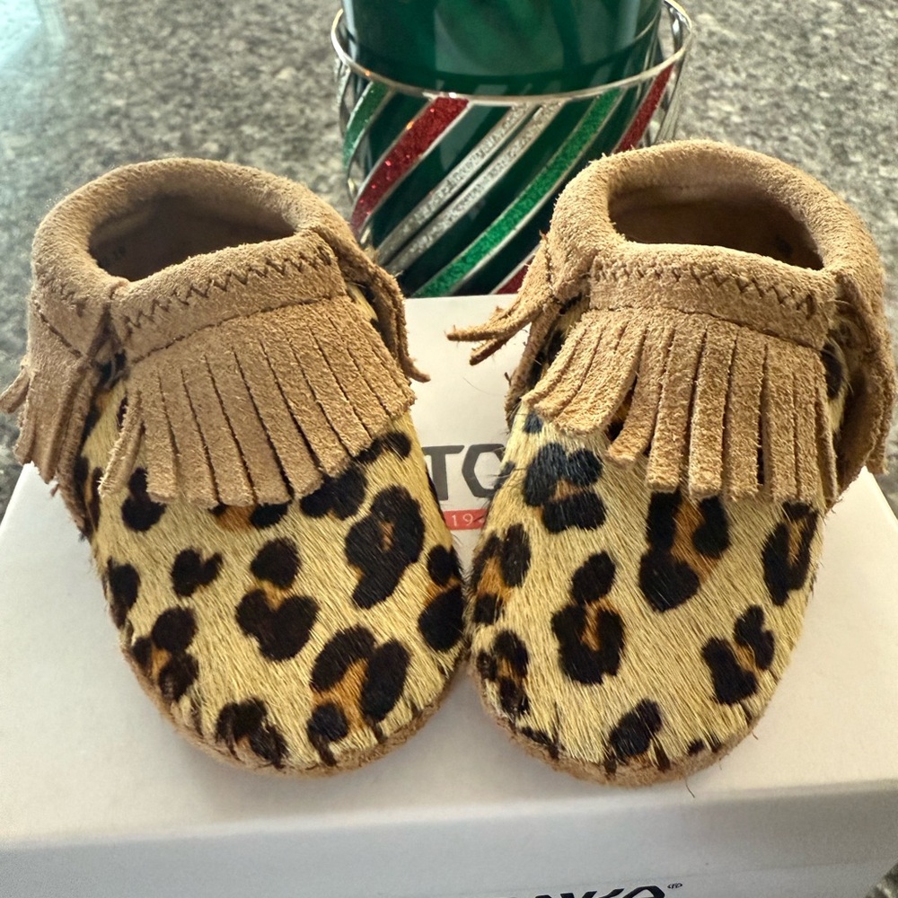 Minnetonka Infant Leopard Riley Shoes in Taupe